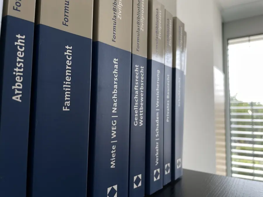 Gesetzbücher und Kommentare im Regal